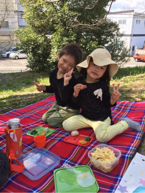 木漏れ日の下で