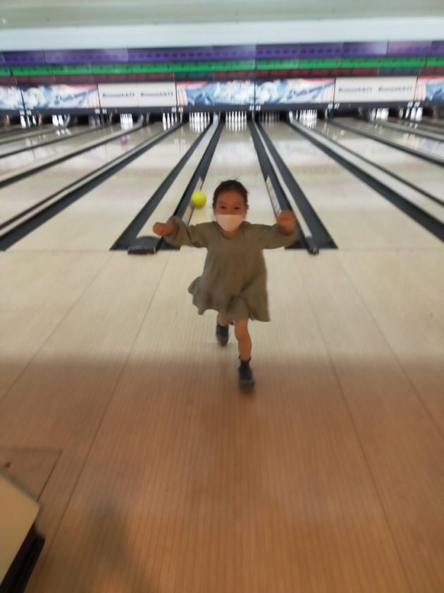 指が入る中で1番軽いボールを選んでいます